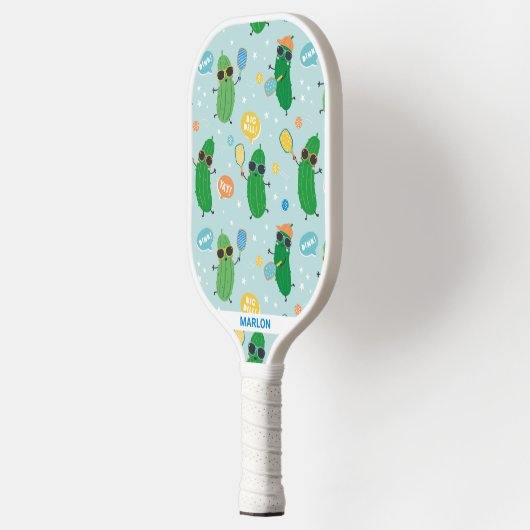 Leuke augurken spelen Pickleball op lichtblauw Pickleball Paddle (Links)