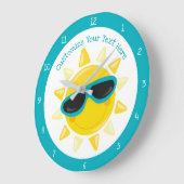 Leuke Baby Sun met Zonnebril Happy Personaliseer Grote Klok (Hoek)