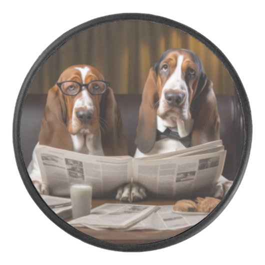 Leuke basset hounds lezen krant hockey puck (Voorkant)