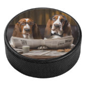 Leuke basset hounds lezen krant hockey puck (3/4)