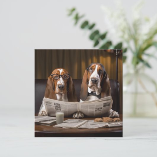 Leuke basset hounds lezen krant kaart (Staand voorkant)