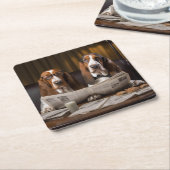 Leuke basset hounds lezen krant kartonnen onderzetters (Schuin)