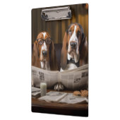 Leuke basset hounds lezen krant klembord (Links)