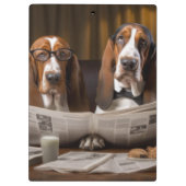 Leuke basset hounds lezen krant klembord (Achterkant)