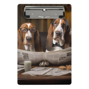 Leuke basset hounds lezen krant mini klembord