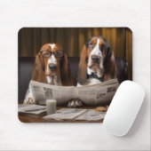 Leuke basset hounds lezen krant muismat (Met muis)