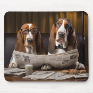 Leuke basset hounds lezen krant muismat