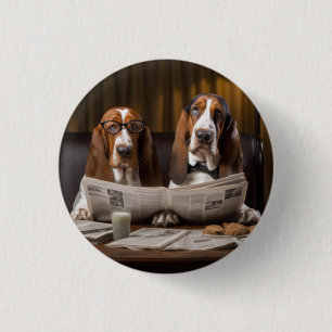 Leuke basset hounds lezen van het nieuws ronde button 3,2 cm