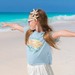 Leuke  Beach Waves Sunshine Vakantie Kinder T-shirt<br><div class="desc">Leuke  stijl kinder t-shirts met prachtige blauwgroen oceaan golven en een felle zon met palmbomen in de zomer. Het coole grunge ontwerp wordt aangevuld met gedistresseerde blauwgroen blauwe aangepaste tekst voor uw familievakantie of strandreis.</div>