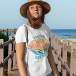Leuke  Beach Waves Sunshine Vakantie Vrouwen T-shirt<br><div class="desc">Leuke  stijl dames T-shirts met prachtige blauwgroen oceaan golven en een felle zon met palmbomen in de zomer. Het coole grunge ontwerp wordt aangevuld met gedistresseerde blauwgroen blauwe aangepaste tekst voor uw familievakantie of strandreis.</div>