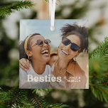 Leuke Besties Foto & Naam/s Keepsake Gift Glas Ornament<br><div class="desc">Ontwerp is samengesteld uit leuke witte retro typografie en uw meest favoriete foto van uw en uw bestie! Maakt een prachtig kerstcadeau voor je beste vriend dit vakantieseizoen.</div>