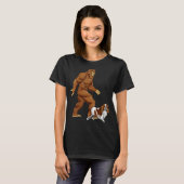 Leuke Bigfoot Walking Cavalier King Charles Spanie T-shirt (Voorkant volledig)