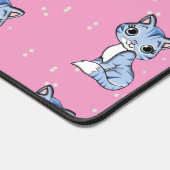 Leuke blauwe kat op roze bureaumat (Hoek)