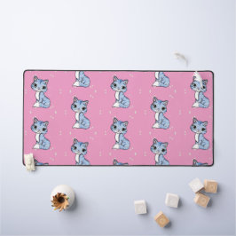 Leuke blauwe kat op roze bureaumat