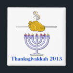 Leuke braadkalkoen Thanksgivakkah Herdenking Magneet<br><div class="desc">Leuke Thanksgivakkah herdenkingsmagneet met humoristische afbeeldingen van een branderige kalkoen op een spuugstaaf boven een menora. Zwarte tekst, onderaan staat, Thanksgivakkah 2013.</div>