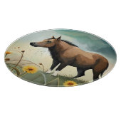 Leuke bruine pony in het bloemenveld snijplank (Hoek)