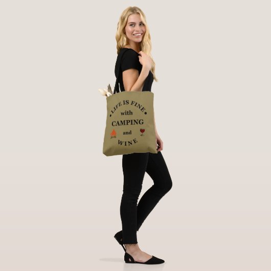 Leuke camping en wijn gezegden tote bag (Op model)