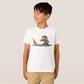 Leuke Cartoon Boy en hond spelen Fetch T-shirt (Voorkant volledig)