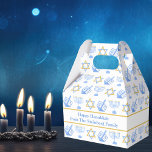 Leuke Chanoeka Menorah Dreidel Patroon Custom Part Bedankdoosjes<br><div class="desc">Mooie aangepaste Chanoeka partij gunst doos in een  blauw en gouden patroon van Jodendom ster,  dreidel voor leuke Chanoeka games,  en de joodse menora voor de vakantie. Personaliseer met je eigen cadeaubericht van je familie.</div>