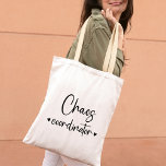 Leuke Chaos Coördinator Tote Bag<br><div class="desc">Houd kalm en coördineer chaos met onze Fun Chaos Coordinator Wedding Planner Canvas tas. Een stijlvol zwart-wit cadeau voor weddingplanners, het voegt een vleugje plezier toe aan de wervelwind. Met speelse kalligrafie is het zowel praktisch als een aandenken.</div>