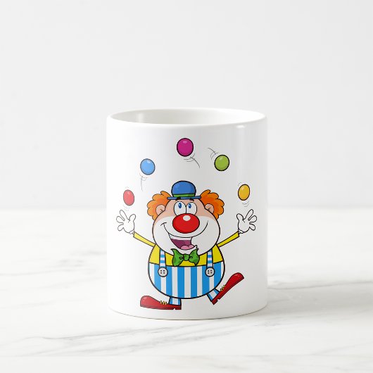 Leuke circus clown jongleren ballen koffiemok