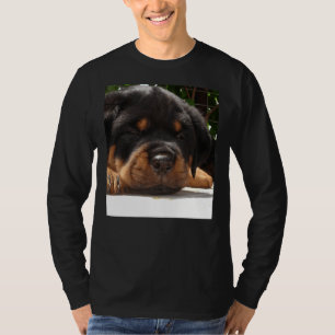 Leuke close-up van een slaperige rottweiler puppy t-shirt