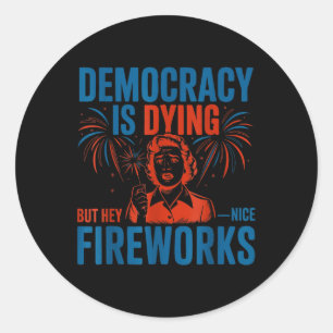 Leuke democratie sterft maar hé mooie vuurwerk jul ronde sticker