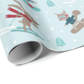 Leuke dieren skiën en snowboarden op blauw cadeaupapier (Rol Hoek)
