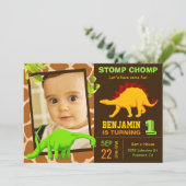 Leuke Dinosaurus 1e Verjaardag Party Foto uitnodig Kaart (Staand voorkant)