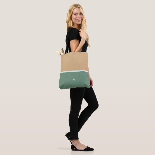 Leuke Eenvoudige Groene Monogram Initialen Tote Bag (Op model)