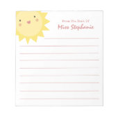 Leuke eenvoudige zonneschijn van het bureau van de notitieblok (Voorkant)