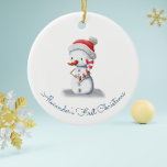 Leuke eerste Kerstmis Sneeuwman Keramisch Ornament<br><div class="desc">Wat is een betere manier om de eerste kerst van je kleintje te vieren dan door ze een plekje te geven in de kerstboom? Dit schattige keramische ornament, met een kleine sneeuwpop in een rode kerstmuts en een grote snoepriet, kan worden gepersonaliseerd met uw eigen tekst om het echt uniek...</div>
