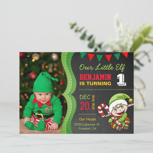 Leuke Elf Eerste Kerstmis Verjaardagsfeestuitnodig Kaart (Staand voorkant)