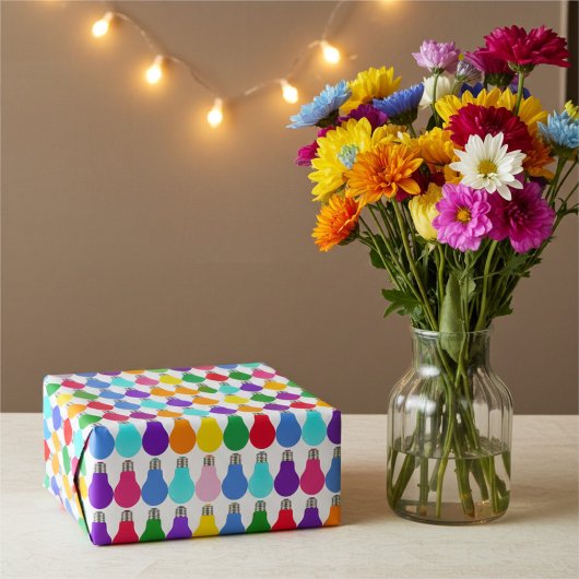 Leuke en vreugdevolle kleurrijke gloeilampen inpak cadeaupapier