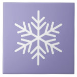 Leuke feestelijke witte Nordic Snowflake op licht  Tegeltje<br><div class="desc">Dit feestelijke seizoensgebonden ontwerp heeft een enkele witte Scandinavische sneeuwvlok gecentreerd op een lichte paarse achtergrond.</div>