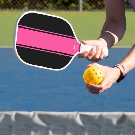 Leuke felroze verticale racestrepen op zwart pickleball paddle (Insitu)