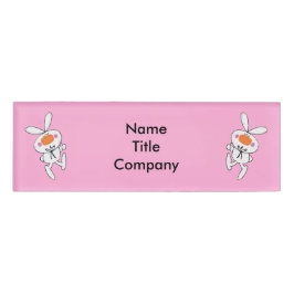 Leuke Fluitende Witte Bunnies op Hot Pink Naambadge