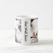 Leuke foto van witte puppy hond krijgen snel goed koffiemok (Center)