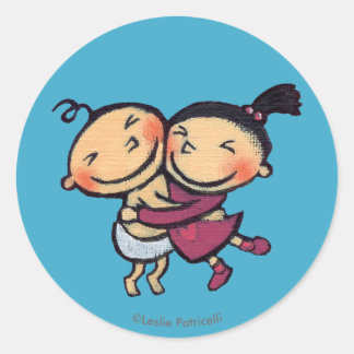 Leuke geïllustreerde peuters knuffelen ronde sticker