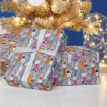 Leuke Gekke sneeuwpoppen Drink hete cacao Cadeaupapier<br><div class="desc">Gekke sneeuwpoppen in kleurrijke outfits drink warme cacao op een koude winterdag met sneeuwvlokken die het tafereel sieren. Geïllustreerd in een kinderlijke, primitieve stijl, zullen deze vrolijke sneeuwmensen zeker een glimlach brengen met hun felle oranje, blauwe en fuchsia kleuren. Dit papier ontwerp is heerlijk voor het inpakken van cadeaus voor...</div>