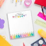 Leuke gekleurde potloden notitie van schoolleraar notitieblok<br><div class="desc">Een briefje van School Teacher notitieblok gepersonaliseerd met de naam van de docent boven kleurrijke bunting banners en een rij kleurpotloden, sommige met patroontjes, in zachte regenboogkleuren. Kleuterjuf notitieblok met kleurrijke potloden en een bunting flag banner in zachte tinten van de regenboog, met een aantal patronen zoals strepen, stippen en...</div>