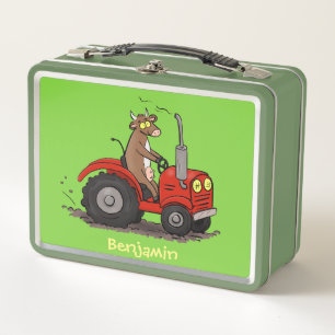 Leuke gelukkige koe die een rode tractor bestuurt