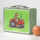 Leuke gelukkige koe die een rode tractor bestuurt  (In situ)