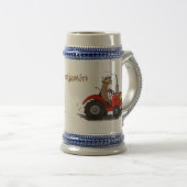 Leuke gelukkige koe die een rode tractor bestuurt  bierpul (Voorkant rechts)