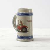 Leuke gelukkige koe die een rode tractor bestuurt  bierpul (Voorkant links)