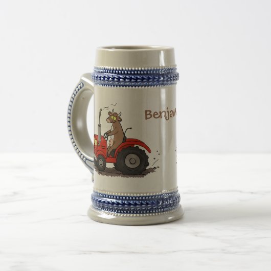 Leuke gelukkige koe die een rode tractor bestuurt  bierpul (Voorkant links)
