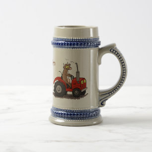 Leuke gelukkige koe die een rode tractor bestuurt bierpul