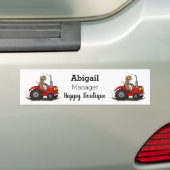 Leuke gelukkige koe die een rode tractor bestuurt  bumpersticker (Op auto)