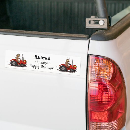 Leuke gelukkige koe die een rode tractor bestuurt  bumpersticker (Op Truck)