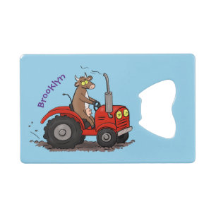 Leuke gelukkige koe die een rode tractor bestuurt  creditkaart flessenopener